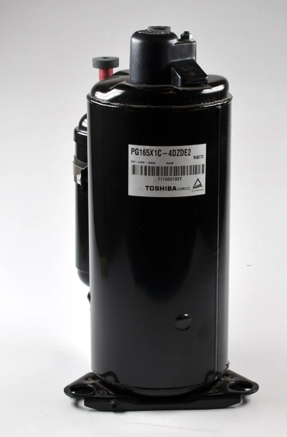 Schwarzer Kompressor mit TOSHIBA-Logo, Anschluss für Rohrleitungen oben und unten, montierbare Basis. Geeignet für Klimaanlagen, hergestellt von Remko.