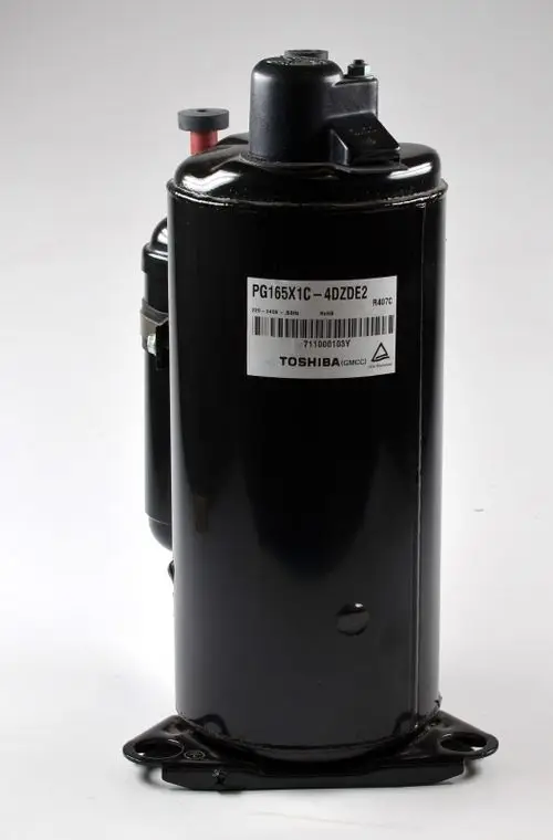Schwarzer Kompressor mit TOSHIBA-Logo, Anschluss für Rohrleitungen oben und unten, montierbare Basis. Geeignet für Klimaanlagen, hergestellt von Remko.