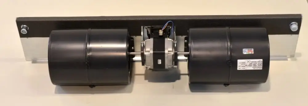 Ventilatoreinheit von Remko mit zwei schwarzen Zylindern, motorisiert, montiert auf einer Metallbasis zur Luftzirkulation oder Kühlung.