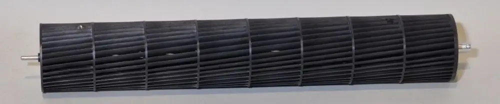 Schwarzes, längliches Ventilatorrad mit gerillter Oberfläche und Metallachse, hergestellt von Remko.