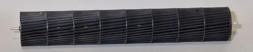 Schwarzes, längliches Ventilatorrad mit gerillter Oberfläche und Metallachse, hergestellt von Remko.
