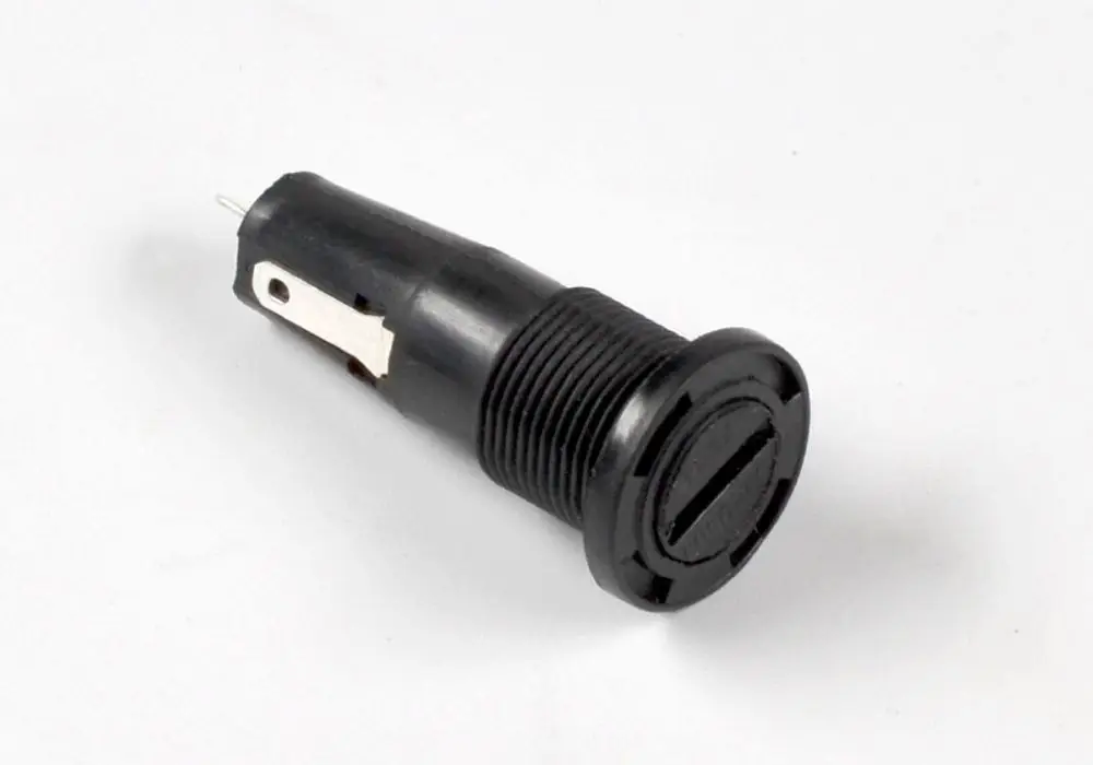 Schwarzer Stecker mit einer Halterung, der von der Marke Remko stammt. Er zeigt eine einfache Bauform und hat eine einseitige Anschlusslasche.