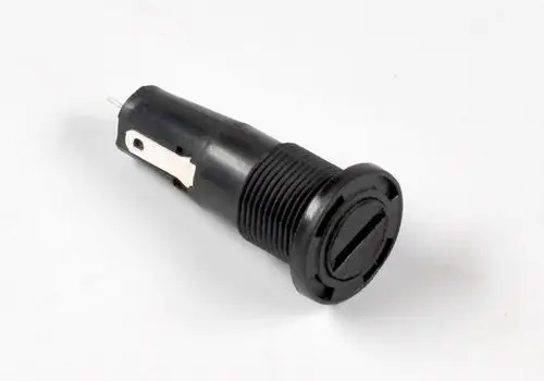Schwarzer Stecker mit einer Halterung, der von der Marke Remko stammt. Er zeigt eine einfache Bauform und hat eine einseitige Anschlusslasche.