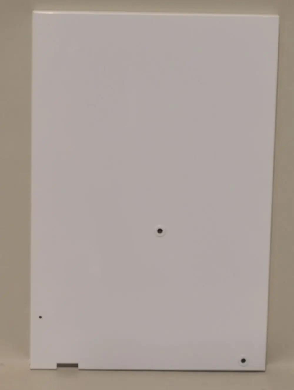 Weißes, rechteckiges Gehäuse mit mehreren Bohrungen, geeignet für eine Montage. Produkt von Remko, vermutlich Teil eines Heizsystems.
