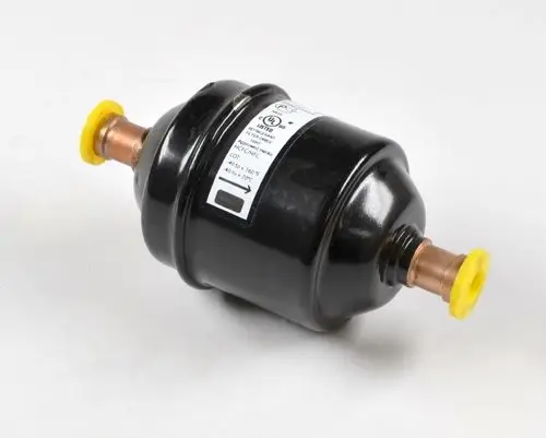 Trockenfilter von Remko mit schwarzem Gehäuse, zwei Kupferanschlüssen und gelben Abdeckungen. Das Produkt ist für den Einsatz in Kälte- und Klimaanlagen vorgesehen.
