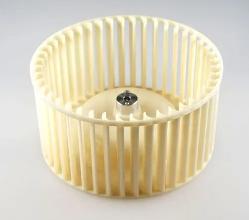 Ventilatorrad aus Kunststoff mit vertikalen Lamellen, passend für die Marke Remko. Die Innenstruktur zeigt eine zentrale Verbindung für den Antrieb.