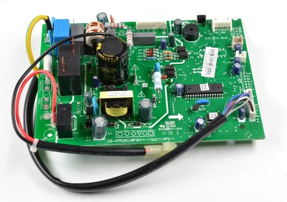 Steuerplatine von Remko in Grün, ausgestattet mit verschiedenen elektrischen Bauteilen wie Widerständen, Kondensatoren und Relais, zur Steuerung von Systemfunktionen.