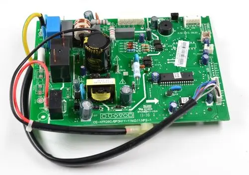 Steuerplatine von Remko in Grün, ausgestattet mit verschiedenen elektrischen Bauteilen wie Widerständen, Kondensatoren und Relais, zur Steuerung von Systemfunktionen.