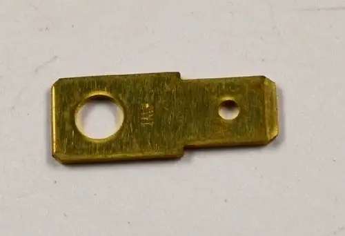 Goldfarbene Metallplatte mit rechteckiger Form, zwei runden Löchern und abgeschrägten Kanten, die als Sicherungselement von Remko dient.