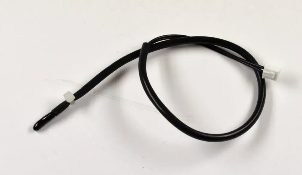 Schwarz geflochtenes Kabel mit einem Stecker und einem Sensorende, möglicherweise für ein Remko-Gerät zur Überwachung von Umluft.