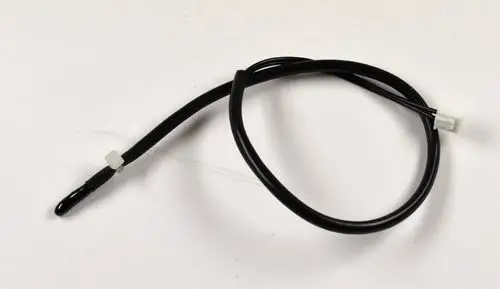 Schwarz geflochtenes Kabel mit einem Stecker und einem Sensorende, möglicherweise für ein Remko-Gerät zur Überwachung von Umluft.