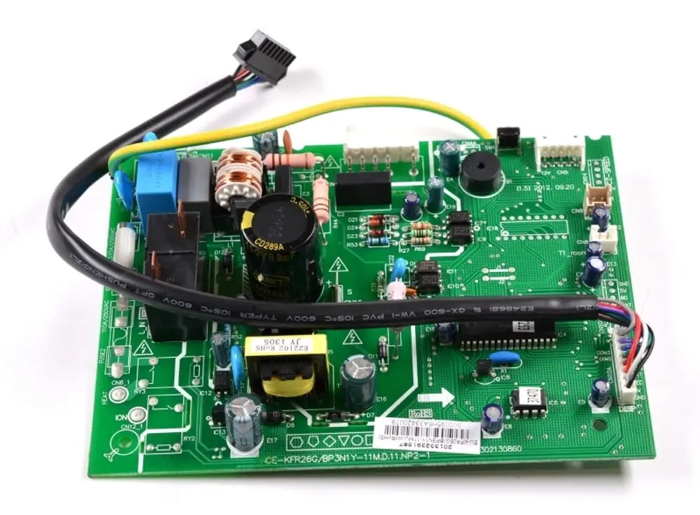 Grüne Steuerplatine mit verschiedenen elektronischen Komponenten, Relais und programmiertem Mikrocontroller, genutzt in Systemen der Marke Remko.