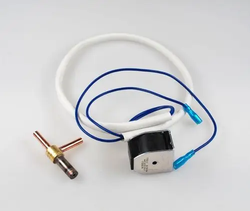 Magnetventil von Remko mit einer Spule, zwei blauen Kabeln und einem verbundenen Rohrsystem. Das Produkt besteht aus verschiedenen Metallteilen und ist für technische Anwendungen gedacht.