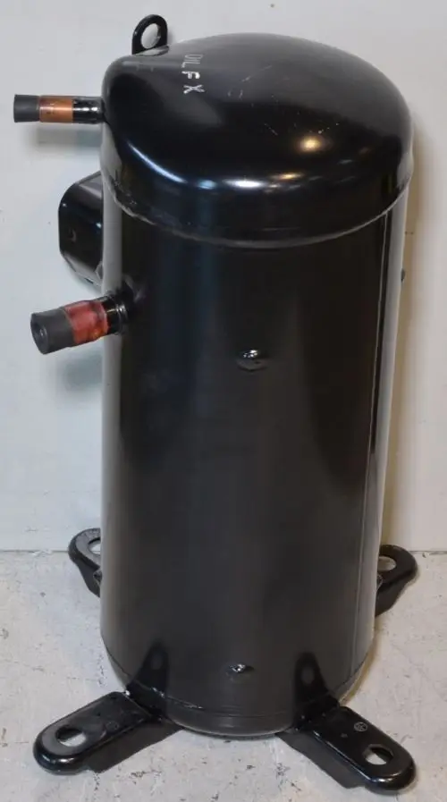 Schwarzer zylindrischer Kompressor mit zwei Anschlüssen, montiert auf vier Halterungen. Produkt scheint von Remko zu sein.