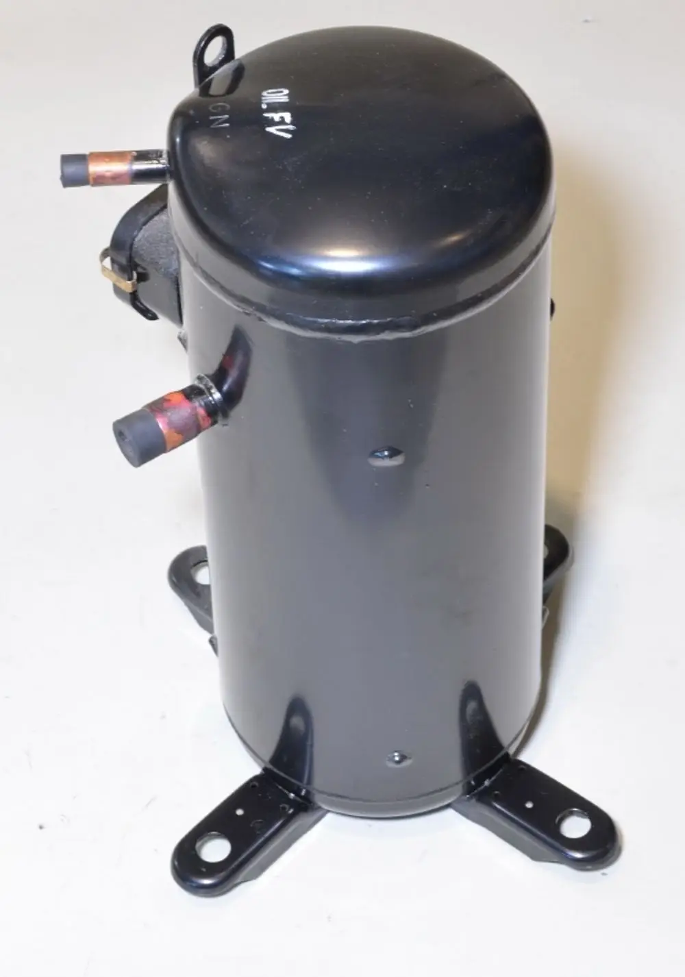 Schwarzer Kompressor mit zwei Rohren und Montageschrauben. Produkte von Remko sind für Kühl- und Klimaanlagen geeignet.