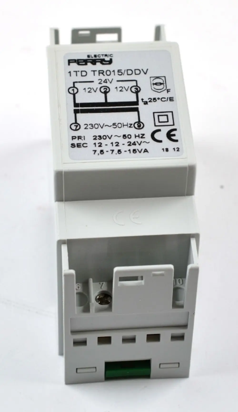 Transformator von Remko mit Anschlussdetails, der für die Umwandlung von 230V auf 12V und 24V ausgelegt ist, sowie Spezifikationen zu Frequenz und Leistung.