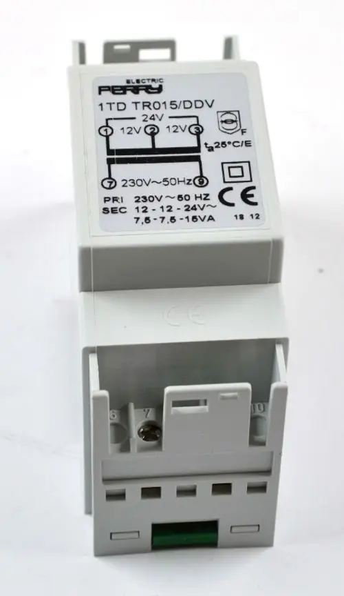 Transformator von Remko mit Anschlussdetails, der für die Umwandlung von 230V auf 12V und 24V ausgelegt ist, sowie Spezifikationen zu Frequenz und Leistung.