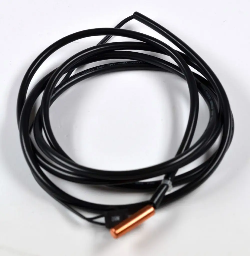 Schwarzes Kabel mit einem copperfarbenen Sensor am Ende, das mit der Marke Remko in Verbindung steht. Das Kabel ist aufgerollt und hat einen klaren, funktionalen Aufbau.
