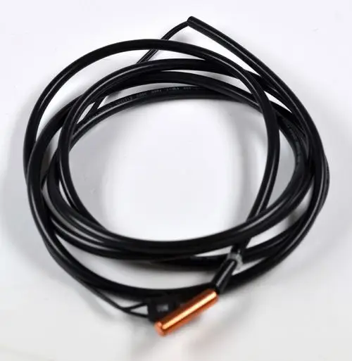 Schwarzes Kabel mit einem copperfarbenen Sensor am Ende, das mit der Marke Remko in Verbindung steht. Das Kabel ist aufgerollt und hat einen klaren, funktionalen Aufbau.