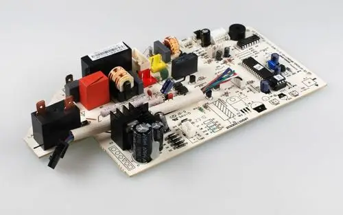 Steuerplatine mit verschiedenen elektronischen Komponenten und Verbindungen, hergestellt von Remko. Anordnung der Bauteile auf einer Leiterplatte, sichtbar in der Bildmitte.