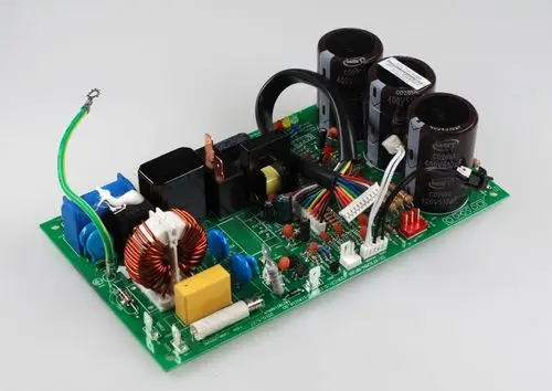 Steuerplatine von Remko, auf grüner Leiterplatte mit elektrischen Bauteilen, darunter Kondensatoren, Spulen und verbindenden Kabeln.