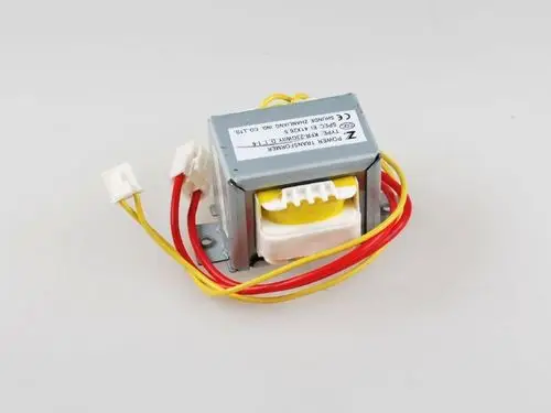 Transformator von Remko mit mehreren Anschlusskabeln, einem kompakten Gehäuse und einer klaren Kennzeichnung auf der Oberseite, geeignet für elektrische Anwendungen.