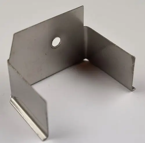 Basisplatte aus Metall mit einer vertikalen und einer horizontalen Kante, ausgestattet mit einem runden Loch. Produkt von Remko, geeignet für verschiedene Montagelösungen.