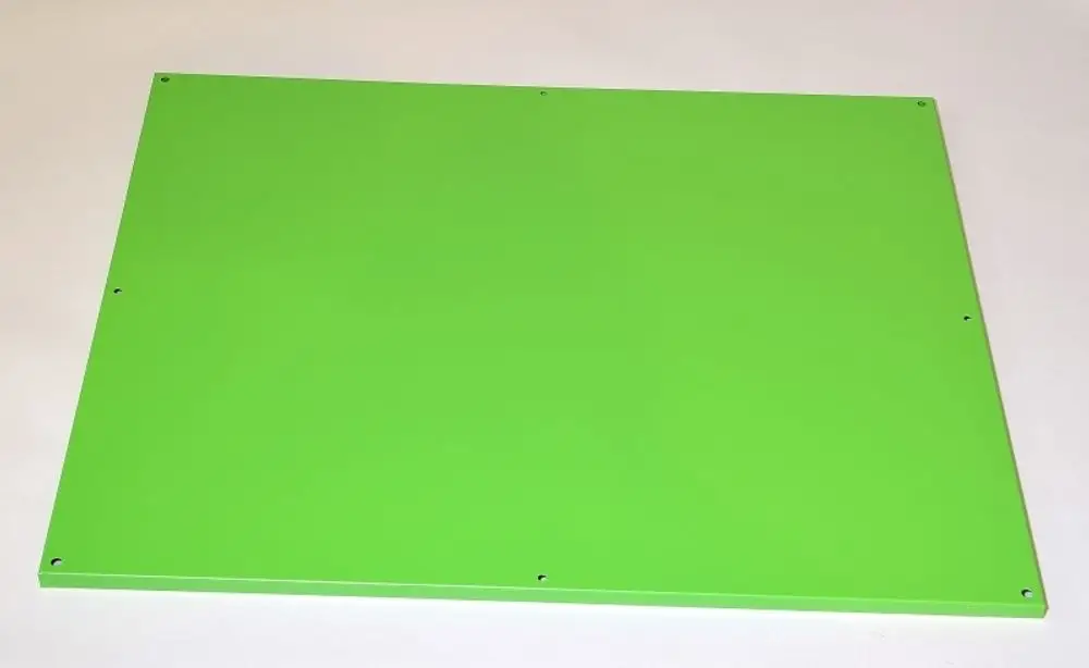 Grüne Metallplatte von Remko ohne sichtbare Beschriftung, mit mehreren Bohrlöchern zur Befestigung.