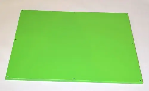 Grüne Metallplatte von Remko ohne sichtbare Beschriftung, mit mehreren Bohrlöchern zur Befestigung.