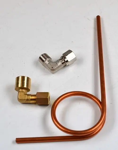 Kupferrohre und Fittings von Remko in verschiedenen Formen, einschließlich gebogener und gerader Stücke, auf hellem Hintergrund angeordnet.