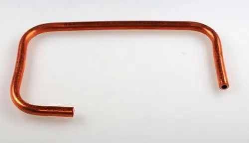 Gaszuführungsrohr in kupferner Farbe, gekrümmt mit zwei offenen Enden. Hergestellt von Remko, geeignet für spezifische Heizungsanwendungen.