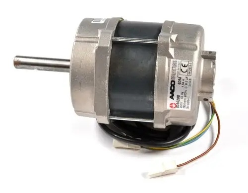 Ventilatormotor von Remko mit sichtbarem Gehäuse, Antriebswelle und elektrischen Anschlusskabeln für den Einsatz in Klimaanlagen oder Lüftungssystemen.