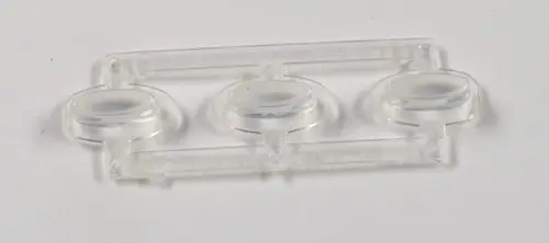 Transparente Kunststoffabdeckung mit drei ovalen Ausschnitten, geeignet für Kontrollleuchten, hergestellt von Remko. Anordnung in rechteckiger Form.