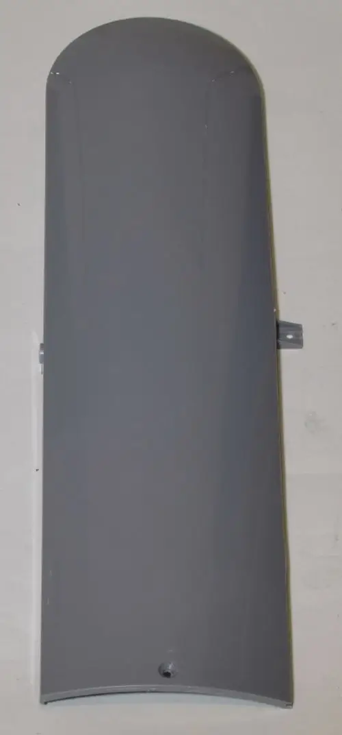 Graue Seitenverkleidung von Remko, rechte Seite, mit abgerundeter Oberkante und Befestigungselement an der Seite. Hintergrund in neutralem Farbton.