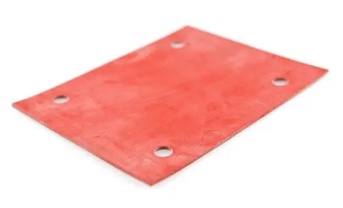 Rote Dichtung aus Gummi mit vier Löchern, geeignet für Revisionsdeckel. Produkt von Remko, zeigt abgedichtete Fläche und robuste Materialstruktur.