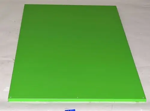 Grünes Blech mit glatter Oberfläche, befestigt durch Schrauben. Verwendung in der Ansaugtechnik. Hersteller: Remko.