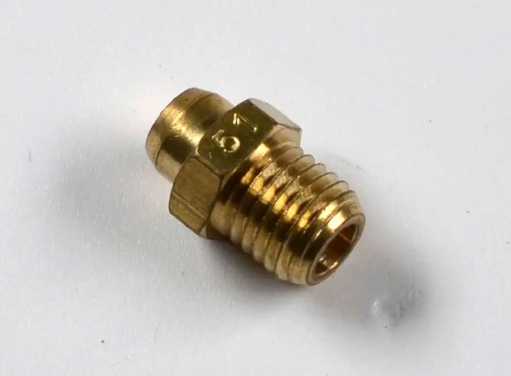Goldfarbener Messinganschluss mit Gewinde, typischerweise verwendet in Gasanwendungen. Remko könnte dieses Produkt in seiner Heiztechnik anbieten.