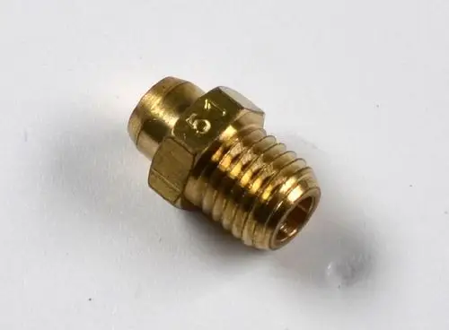 Goldfarbener Messinganschluss mit Gewinde, typischerweise verwendet in Gasanwendungen. Remko könnte dieses Produkt in seiner Heiztechnik anbieten.