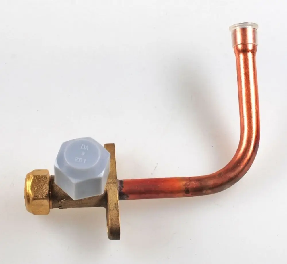 Remko Absperrventil mit einer Kupfer-Einspritzleitung, die in einem gebogenen Design zum Anschluss an eine Steckdose ausgeführt ist. Das Ventil hat einen grauen Drehknopf.