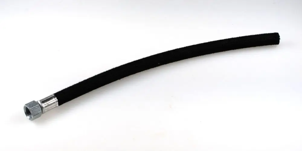 Schwarze Saugleitung mit einem metallenen Anschluss an einem Ende. Das Produkt ist für Anwendungen von Remko konzipiert.