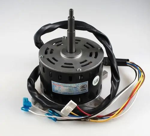 Motor mit schwarzem Gehäuse und mehreren Kabeln, geeignet für Anwendungen wie Klimaanlagen, hergestellt von Remko.