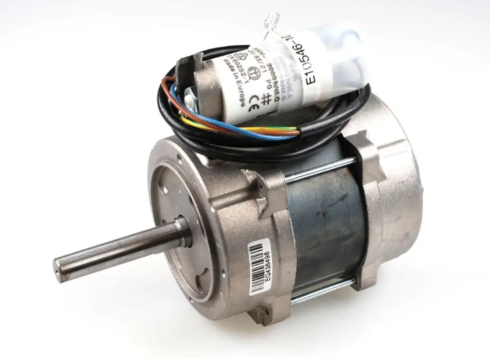Ventilatormotor von Remko mit einem Metallgehäuse und elektrischen Anschlüssen. Der Motor hat eine sichtbare Welle und ist für die Verwendung in Lüftungsanlagen vorgesehen.