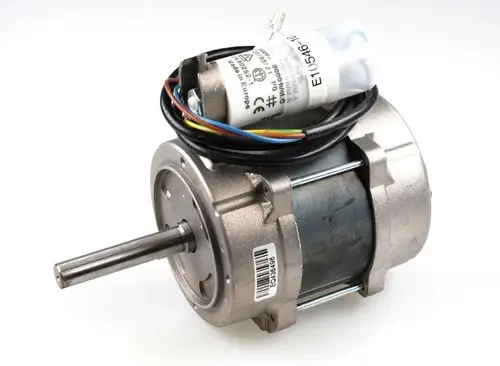 Ventilatormotor von Remko mit einem Metallgehäuse und elektrischen Anschlüssen. Der Motor hat eine sichtbare Welle und ist für die Verwendung in Lüftungsanlagen vorgesehen.
