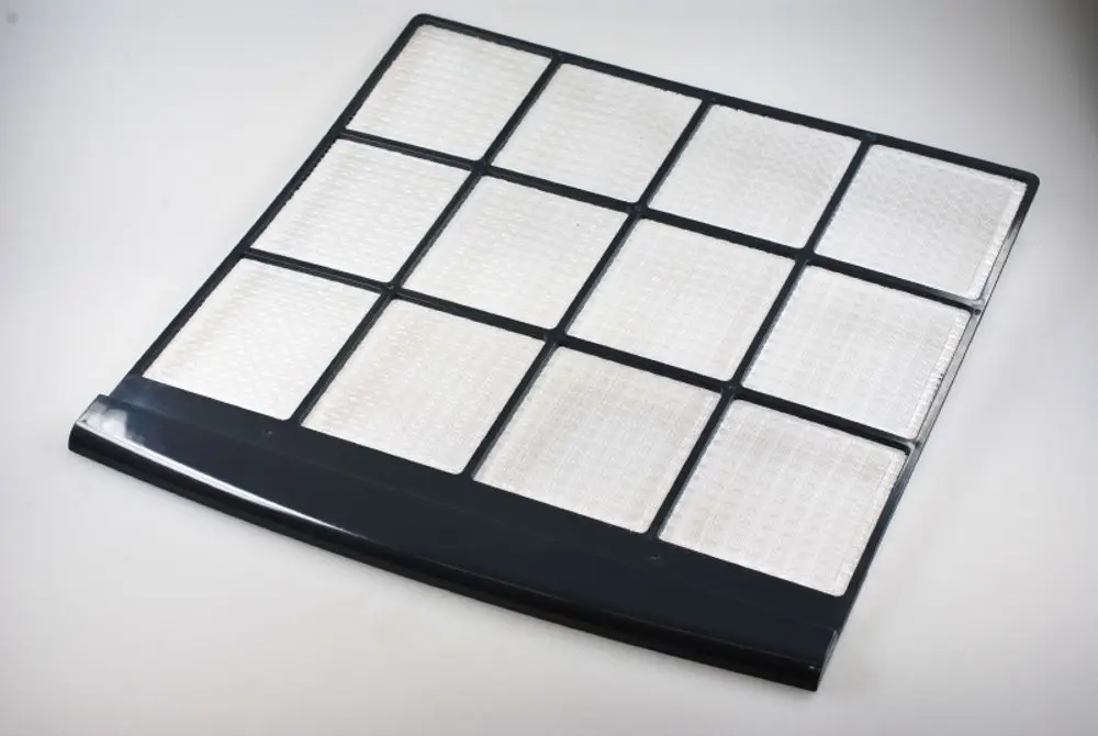 Luftfilter von Remko mit rautenförmigem Design in einem rechteckigen Rahmen. Mehrere quadratische Filterelemente sind gleichmäßig angeordnet.