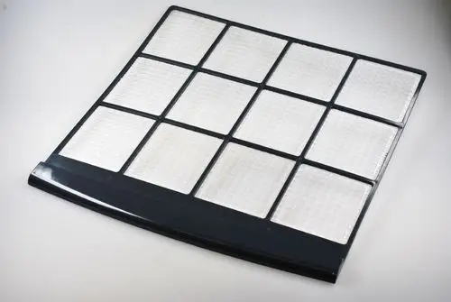 Luftfilter von Remko mit rautenförmigem Design in einem rechteckigen Rahmen. Mehrere quadratische Filterelemente sind gleichmäßig angeordnet.