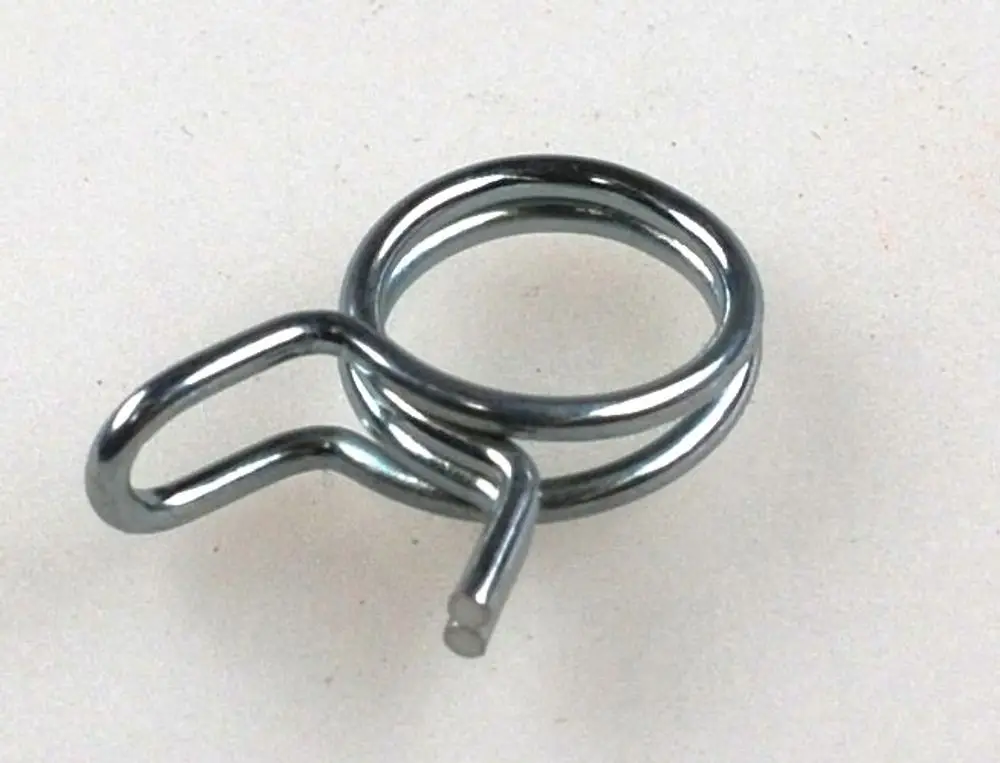 Metallene Drahtschelle von Remko mit kreisförmigem Design und einer offenen Schlaufe, geeignet zur Verbindung oder Sicherung von Rohren.