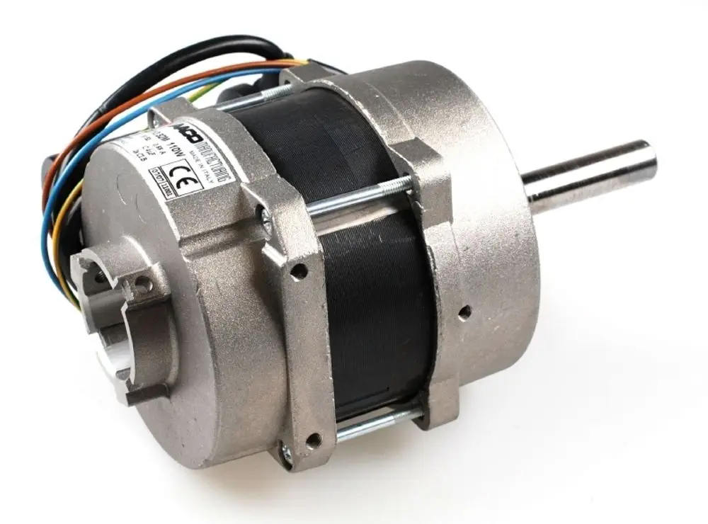 Ventilatormotor von Remko mit sichtbarem Rotor und elektrischen Anschlusskabeln. Das Gehäuse ist aus Metall und zeigt Befestigungsstellen für die Montage.