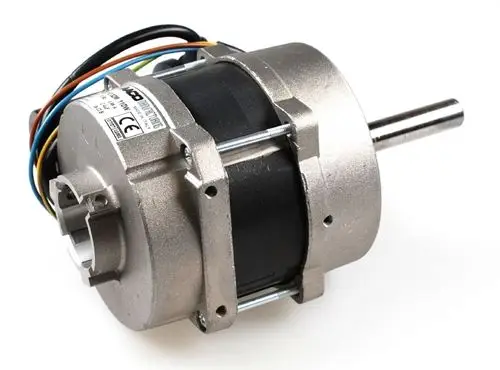 Ventilatormotor von Remko mit sichtbarem Rotor und elektrischen Anschlusskabeln. Das Gehäuse ist aus Metall und zeigt Befestigungsstellen für die Montage.