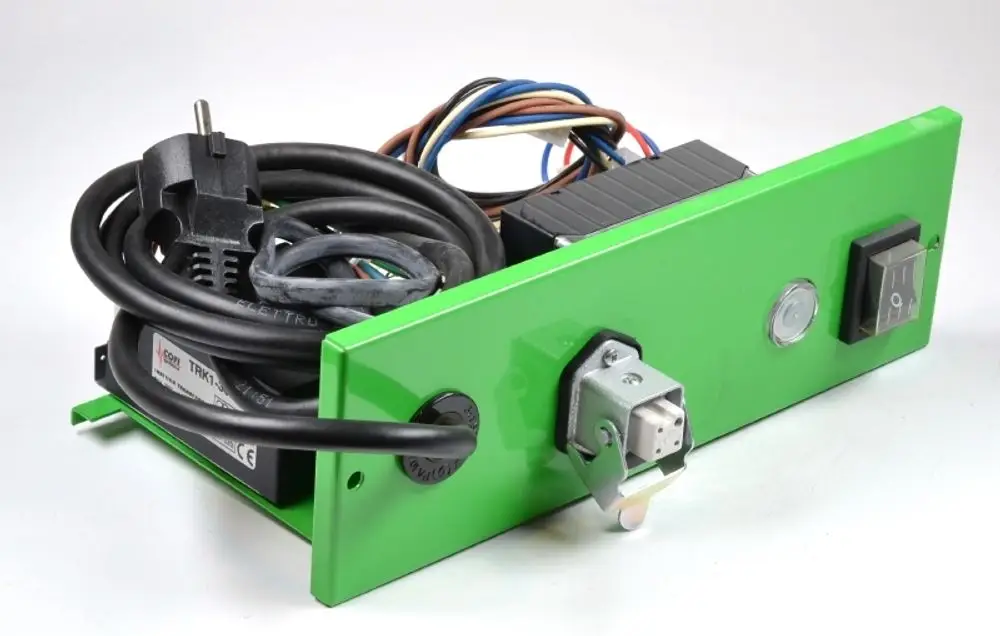 Netzgerät mit grünem Gehäuse, Stecker, Kabel und Schalter. Erhältlich von Remko, verwendet zur Steuerung elektrischer Komponenten.