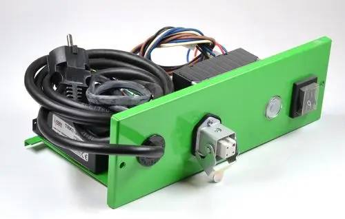 Netzgerät mit grünem Gehäuse, Stecker, Kabel und Schalter. Erhältlich von Remko, verwendet zur Steuerung elektrischer Komponenten.